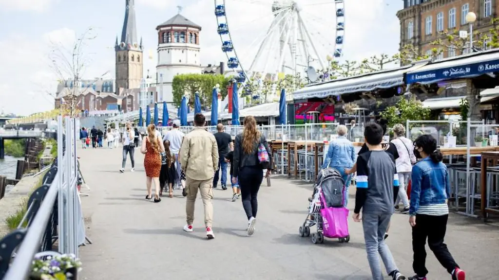 Menschen-laufen-ueber-die-Rheinuferpromenade