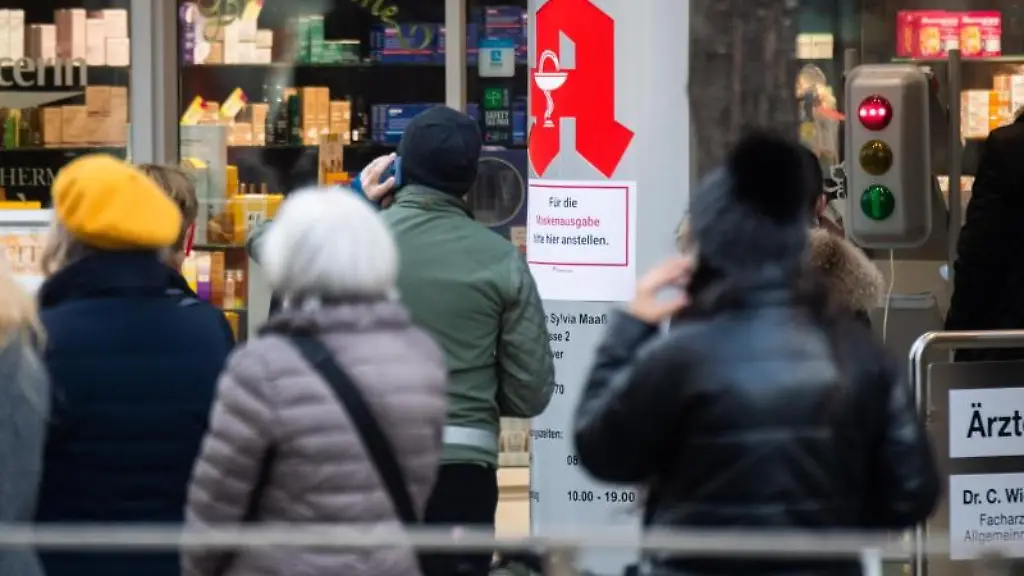 Passanten-stehen-Schlange-vor-einer-Apotheke