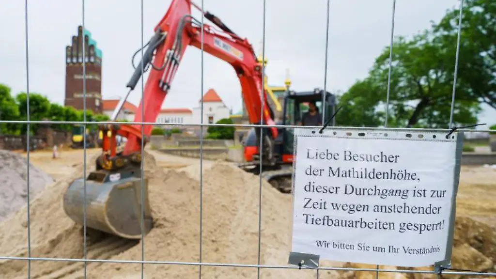 Ein-Bauzaun-steht-im-Zugang-zum-Ausstellungsgebaeude-Mathildenhoehe