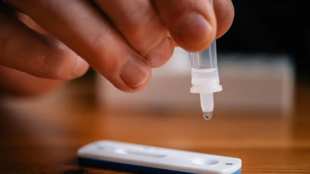 Ein-Mann-traeufelt-eine-Loesung-auf-eine-Testkassette-fuer-einen-Schnelltest