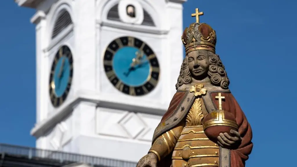 Figur-des-Kaisers-Joseph-I-auf-dem-Marktbrunnen-im-Hintergrund-der-alte-Rathausturm