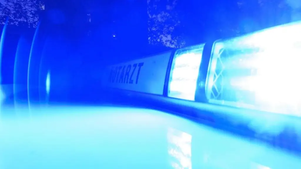 Blaulicht-an-einem-Notarzteinsatzfahrzeug