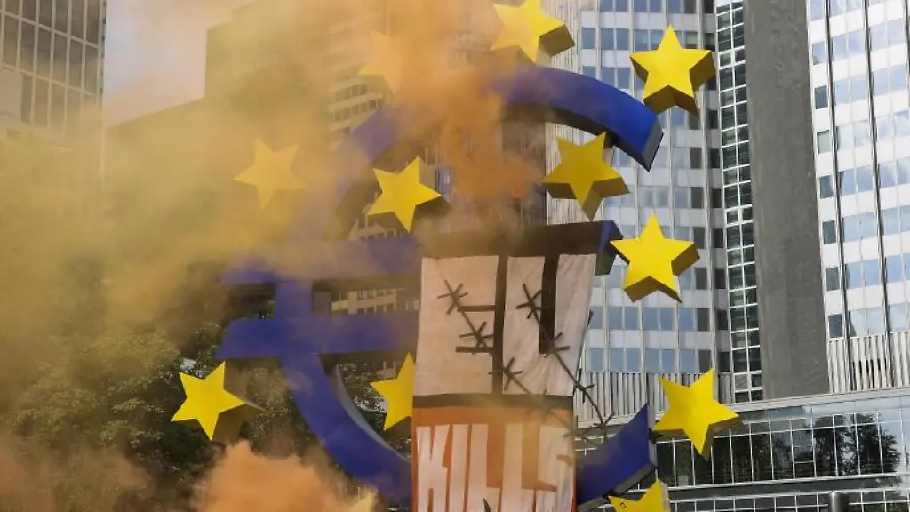 Zwei-Aktivisten-der-Seebruecke-mit-Rauchbomben-auf-dem-besetzten-Eurozeichen-am-Willy-Brandt-Platz