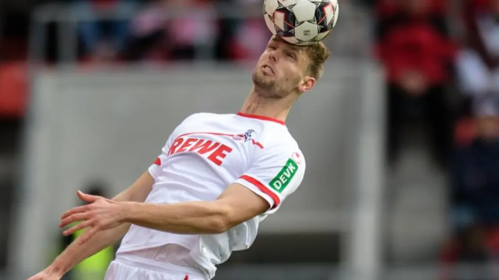 Lasse-Sobiech-von-Koeln-spielt-den-Ball-mit-dem-Kopf