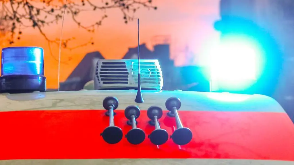 Ein-Rettungswagen-mit-Blaulicht-und-Signalhorn