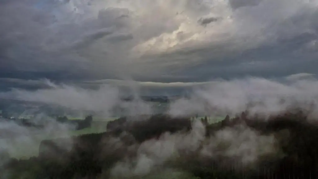 Nebelschwaden-ziehen-durch-die-wolkenverhangene-Allgaeuer-Landschaft