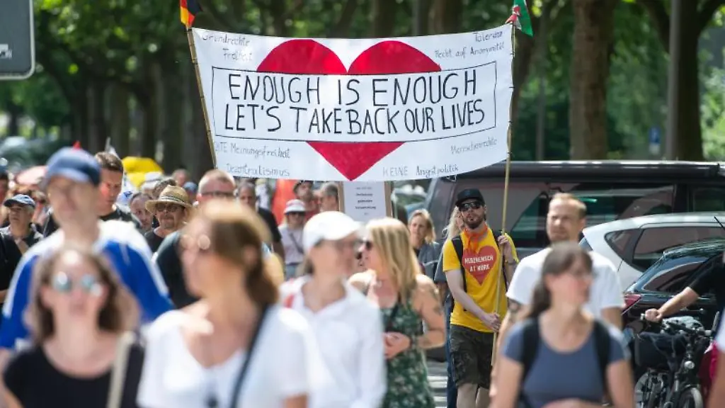 Teilnehmer-einer-Querdenken-Demonstration-in-Bochum-gehen-zum-Veranstaltungsgelaende