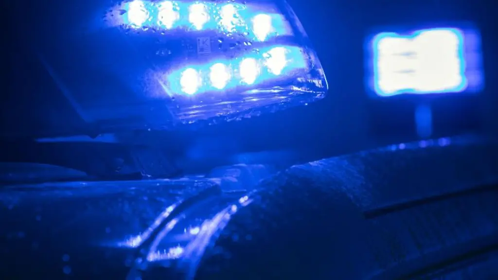 Blaulicht-auf-einem-Polizeifahrzeug