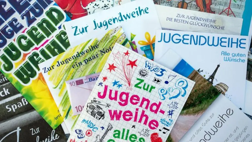 Glueckwunschkarten-zur-Jugendweihe-liegen-uebereinander