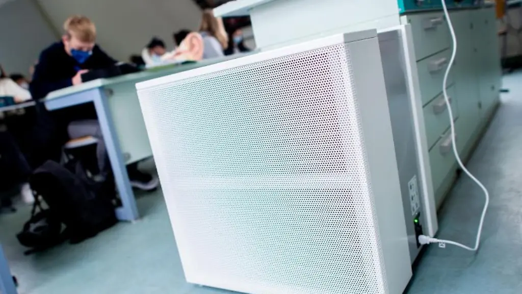 Ein-Luftfiltergeraet-steht-in-einem-Klassenraum