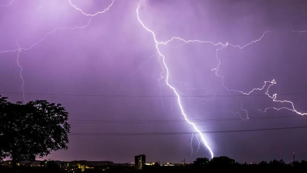 Blitze-zucken-waehrend-eines-Gewitters-am-abendlichen-Himmel