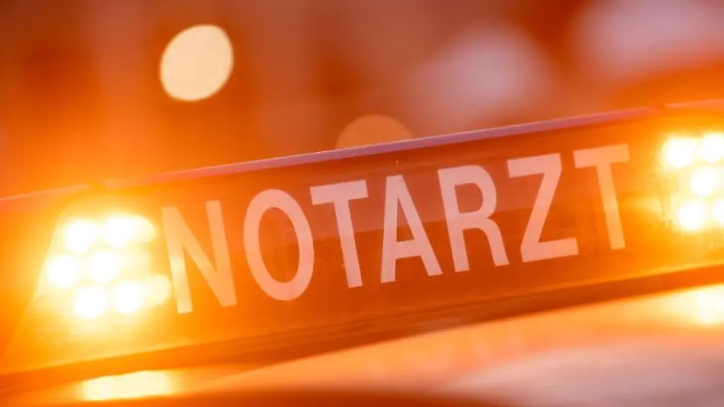 Ein-Dachschild-mit-der-Aufschrift-Notarzt-ist-auf-einem-Einsatzwagen-angebracht