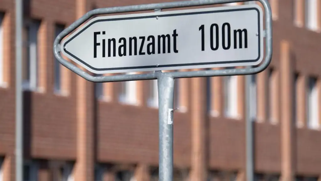 Ein-Schild-weist-den-Weg-zum-Eingang-eines-Finanzamtes