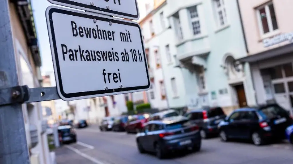 Ein-Schild-kennzeichnet-eine-Zone-mit-Anwohnerparkberechtigungen-in-der-Innenstadt