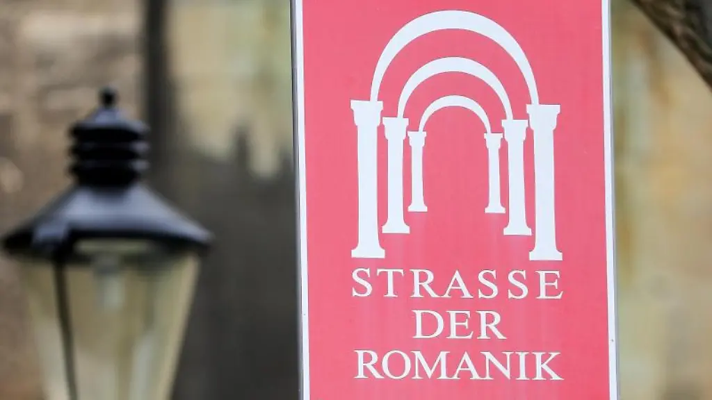 Das-Schild-Strasse-der-Romanik-steht-vor-dem-Naumburger-Dom