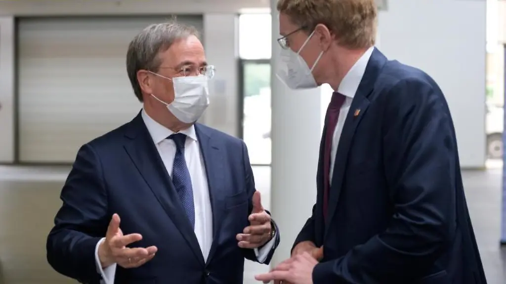 Armin-Laschet-CDU-l-spricht-mit-Daniel-Guenther-CDU-Ministerpraesident-von-Schleswig-Holstein