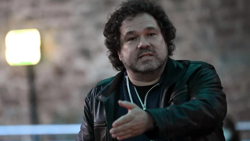 Intendant-Joern-Hinkel-begruesst-vor-der-Medienprobe-zum-Musical-Goethe-bei-den-70-Bad-Hersfelder-Festspielen-Journalisten-Mitwirkende-und-einige-Gaeste