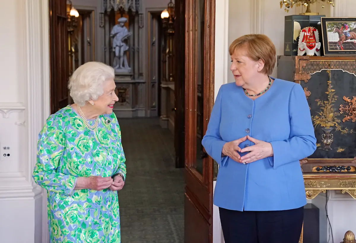 2021-07-02T153341Z-1450553810-RC2ECO9UBS4R-RTRMADP-3-BRITAIN-GERMANY-QUEEN