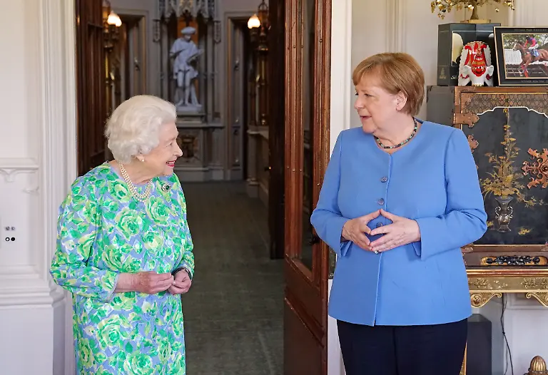 2021-07-02T153341Z-1450553810-RC2ECO9UBS4R-RTRMADP-3-BRITAIN-GERMANY-QUEEN