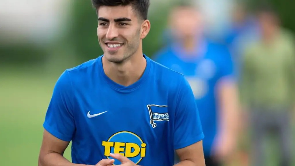 Muhammed-Kiprit-geht-ueber-den-Platz