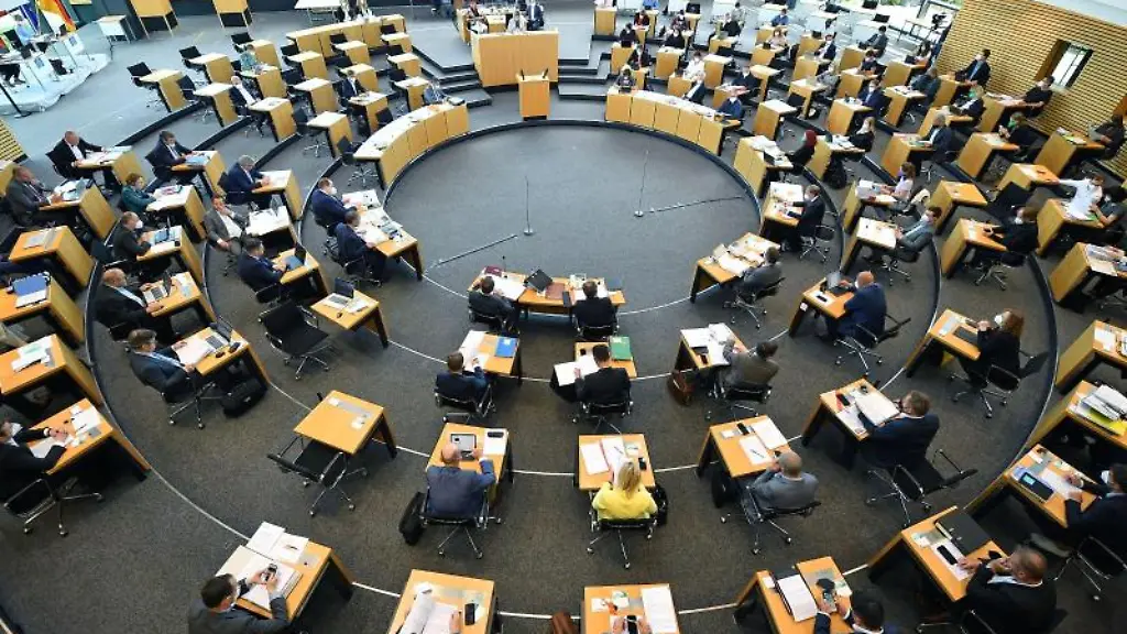 Thueringens-Abgeordnete-nehmen-an-einer-Landtagssitzung-teil