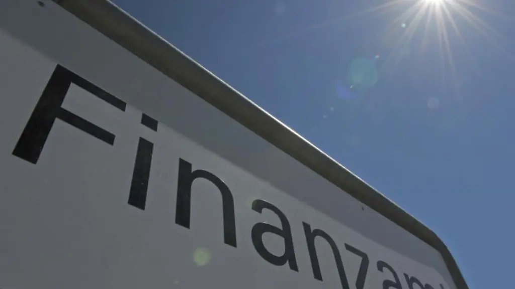 Das-Schild-eines-Finanzamtes-wird-von-der-Sonne-angestrahlt