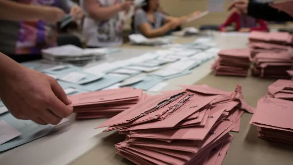 Wahlhelfer-sortieren-in-einem-Briefwahllokal-in-Berlin-die-roten-Wahlbriefe