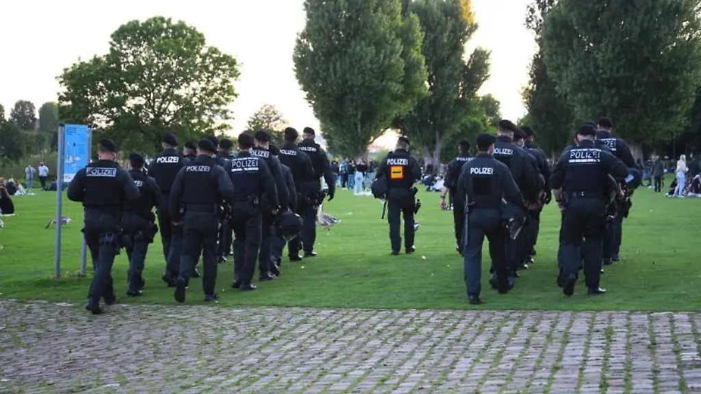 Polizeibeamte-gehen-ueber-die-Neckarwiese