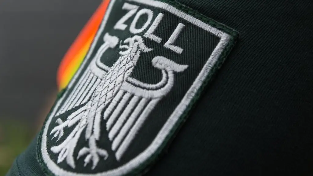 Das-Wappen-des-Zolls-ist-am-Aermel-eines-Zollbeamten-zu-sehen