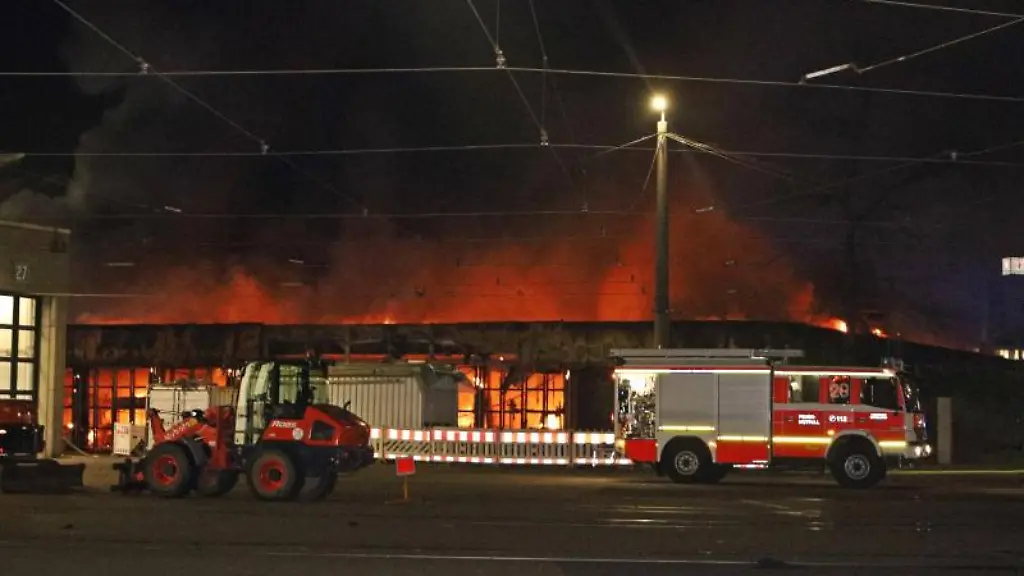 Ein-Loeschfahrzeug-der-Feuerwehr-steht-vor-dem-Betriebshof-der-Rheinbahn-in-Duesseldorf-Heerdt