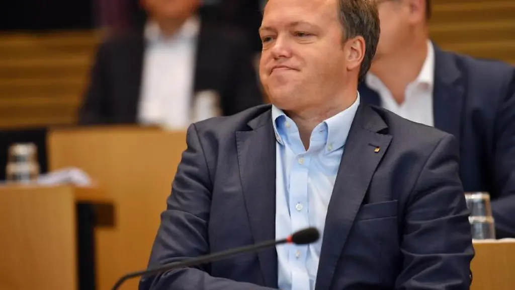 CDU-Fraktionschef-Mario-Voigt-sitzt-im-Plenarsaal-des-Thueringer-Landtags