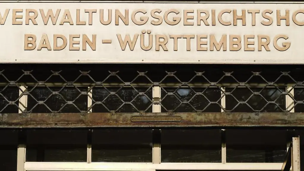 Der-Schriftzug-Verwaltungsgerichtshof-Baden-Wuerttemberg-ist-ueber-dem-Haupteingang-zu-sehen