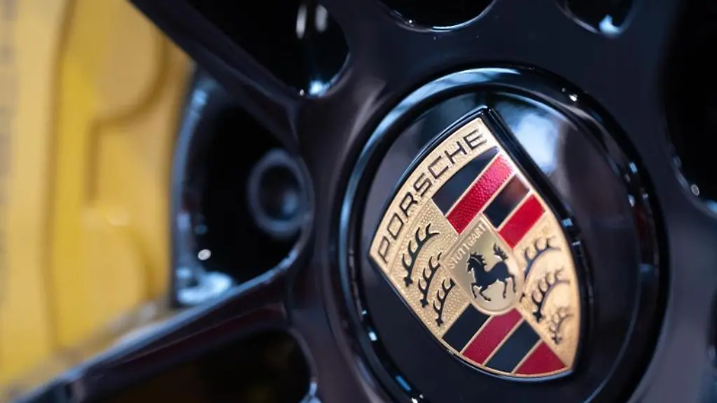Das-Logo-des-Autobauers-Porsche-ist-auf-einer-Felge-zu-sehen