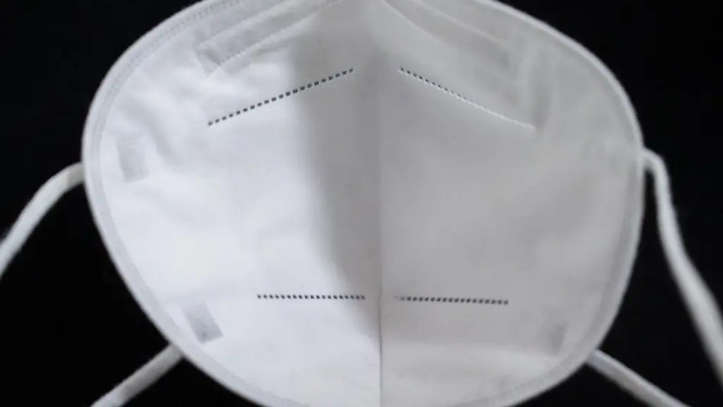 Eine-FFP2-Maske-liegt-auf-einem-Tisch