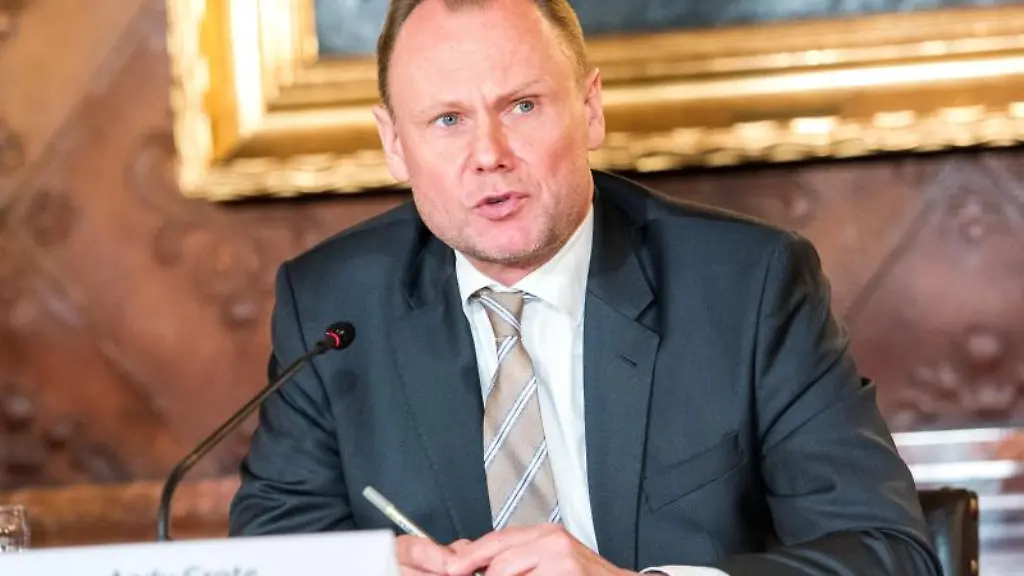 Andy-Grote-SPD-Hamburgs-Innensenator-spricht-waehrend-einer-Landespressekonferenz-im-Rathaus