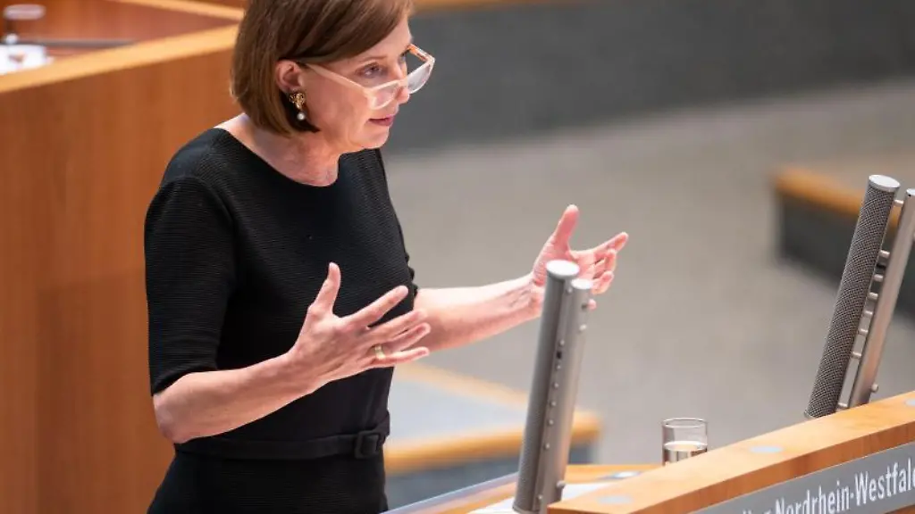 Yvonne-Gebauer-FDP-Schulministerin-von-Nordrhein-Westfalen-spricht-waehrend-der-Sitzung-des-Landtages