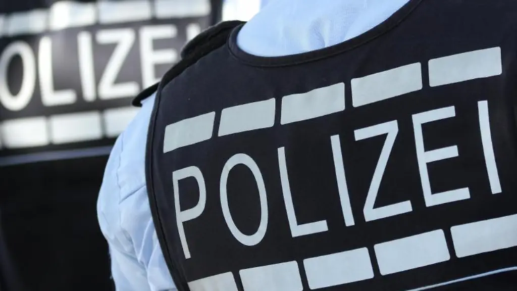 In-Westen-gekleidete-Polizisten