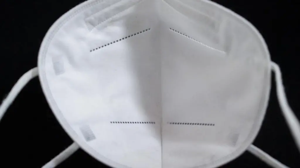 Eine-FFP2-Maske-liegt-auf-einem-Tisch
