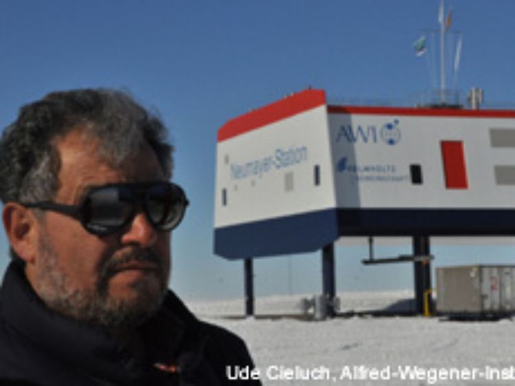 Dr. Saad El Naggar vor der neuen Forschungsstation "Neumayer III".