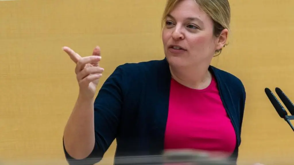 Katharina-Schulze-Fraktionsvorsitzende-Buendnis-90-Die-Gruenen-im-bayerischen-Landtag-spricht