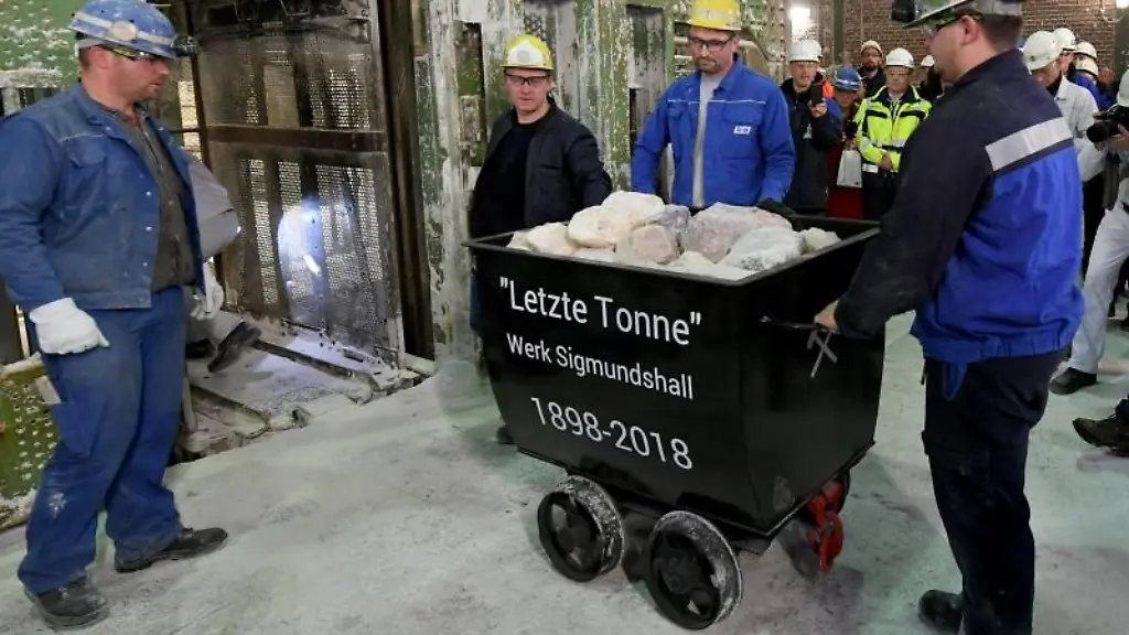 Bergleute-neben-dem-letzten-Foerderwagen-mit-Salz-der-aus-dem-Kali-Bergwerk-Sigmundshall-gefoerdert-wurde