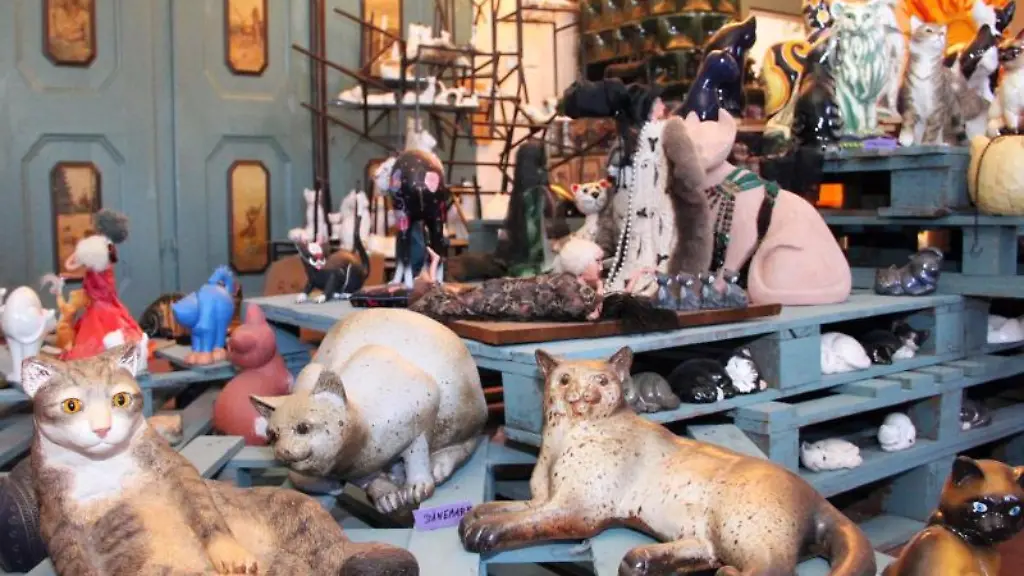 Katzenfiguren-stehen-in-der-Katzenkunst-Sammlung-im-Rittergut-Boesenbrunn