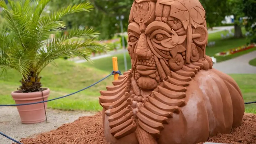 Das-Sandkunstwerk-der-Kuenstler-Bouke-Atema-Anique-Kuizenga-Fergus-Mulvany-und-Jeroen-van-de-Vlag