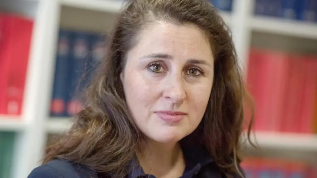 Seda-Basay-Yildiz-Rechtsanwaeltin-steht-in-ihrem-Buero