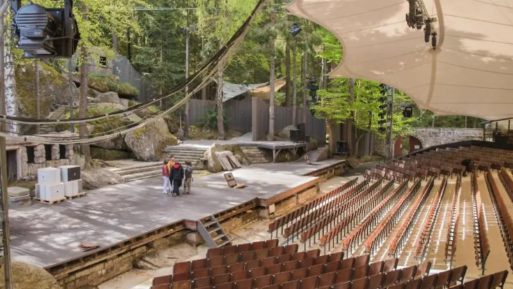 Blick-auf-die-Zuschauerraenge-und-die-Buehne-der-Luisenburg