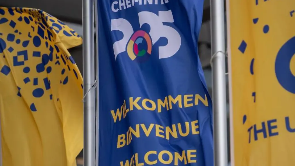 Flaggen-mit-dem-Logo-Chemnitz-2025-wehen-vor-dem-Neuen-Rathaus