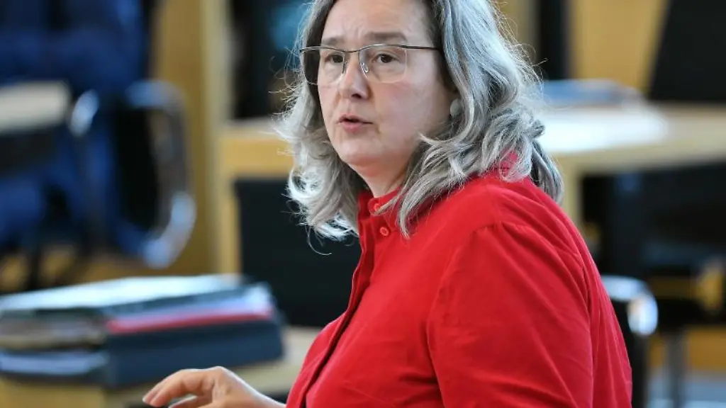 Thueringens-Gesundheitsministerin-Heike-Werner-Linke-spricht-im-Plenarsaal-des-Thueringer-Landtags