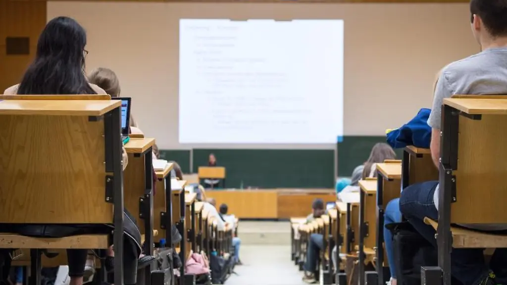 Studentinnen-und-Studenten-sitzen-waehrend-einer-Vorlesung-in-einem-Hoersaal