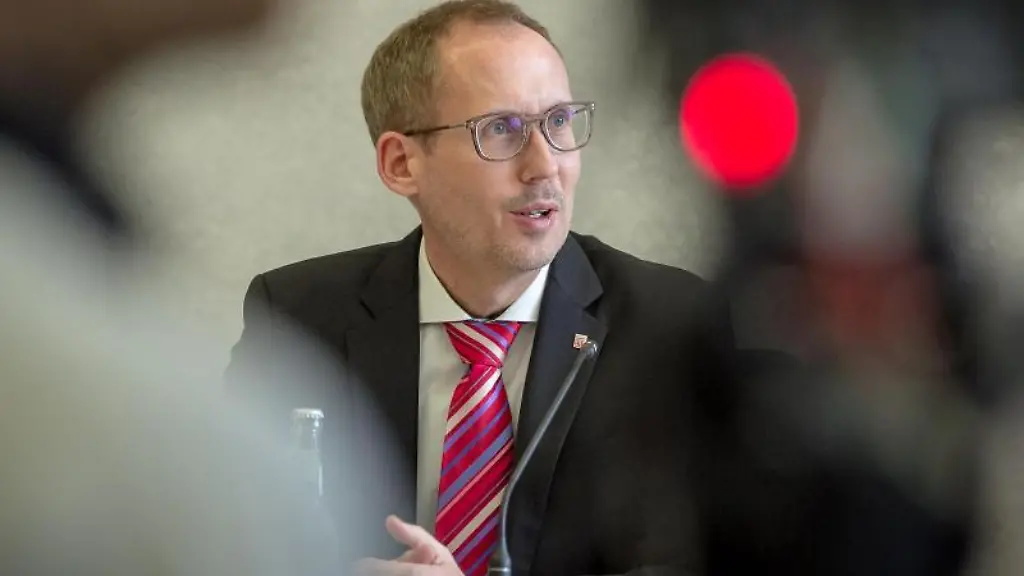 Kai-Klose-spricht-auf-einer-Pressekonferenz