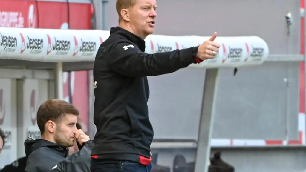 Trainer-Timo-Schultz-von-St-Pauli-steht-am-Spielfeldrand